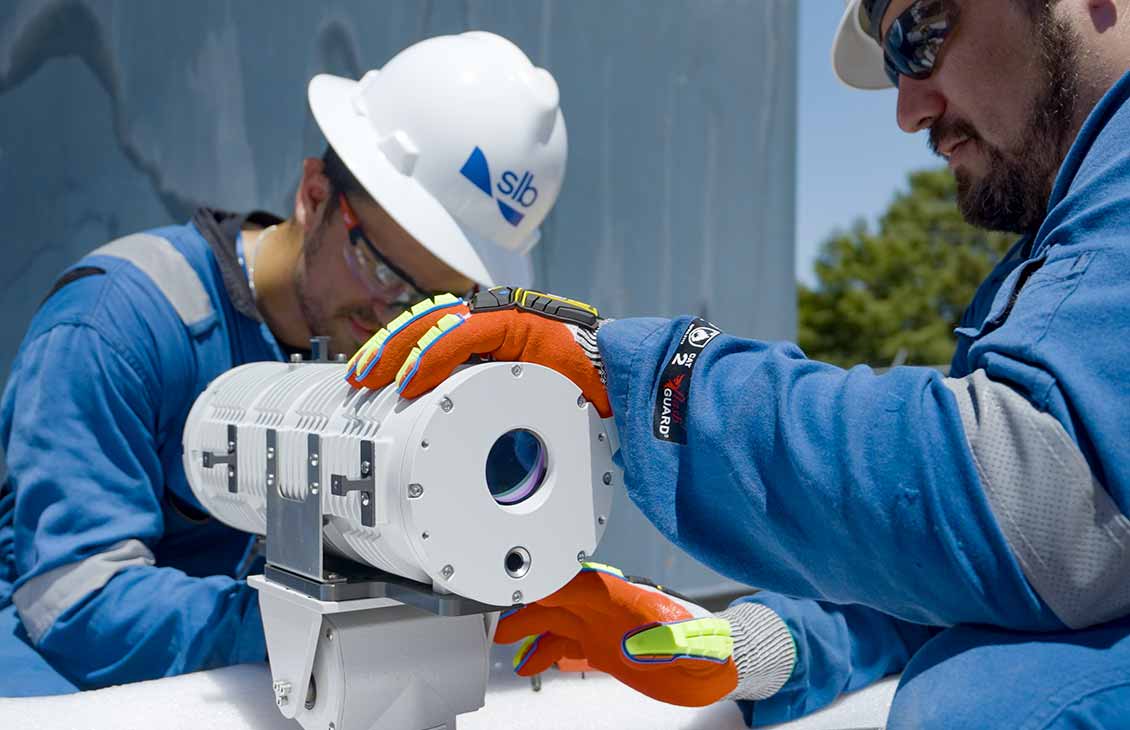 Two SLB operators working on a methane lidar camera