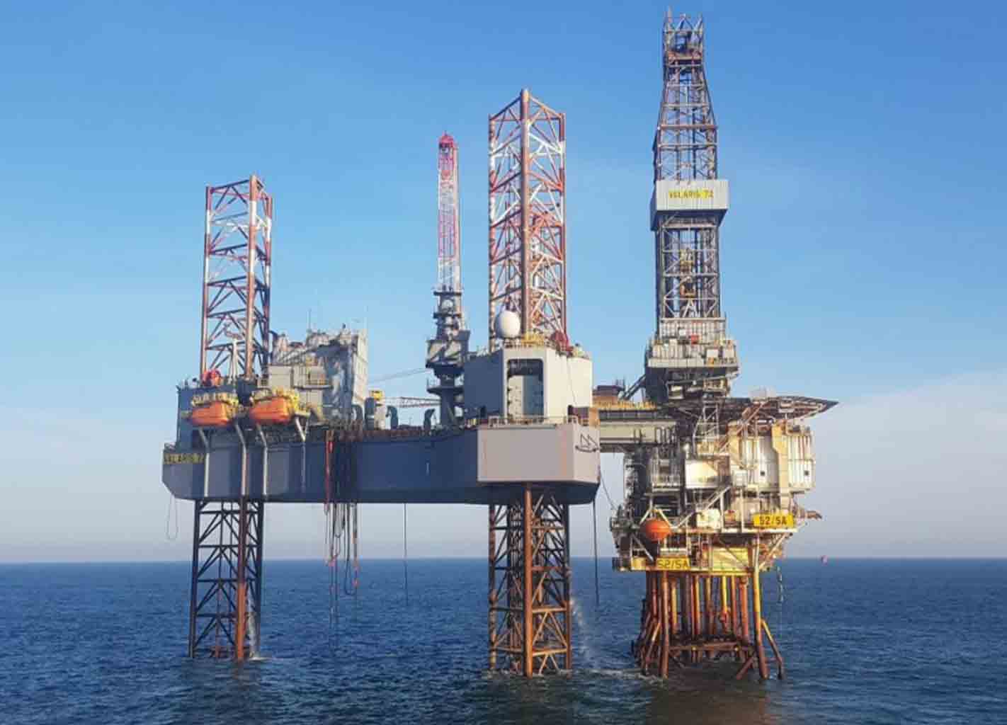 Photograph of Eni’s offshore platform in the Hewett Field.